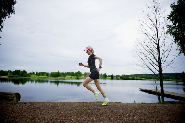 LØPING: Og til slutt, som om ikke 3,8 km svømming og 180 km med sykling er nok, avsluttes triathlonkonkurransene med 42,2 kilometer. I den norske konkurransen Norseman, består løpsetappen sågar av å løpe opp til Galdhøgpiggen. Jadda. Foto: Thomas Haugersveen / All Over Press Norway LØPING: Og til slutt, som om ikke 3,8 km svømming og 180 km med sykling er nok, avsluttes triathlonkonkurransene med 42,2 kilometer. I den norske konkurransen Norseman, består løpsetappen sågar av å løpe opp til Galdhøgpiggen. Jadda. Foto: Thomas Haugersveen / All Over Press Norway